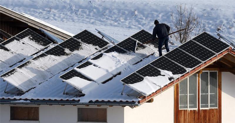 Im Winter müssen die Solarpanele auch gepflegt werden. Aber soll man den Schnee händisch entsorgen?