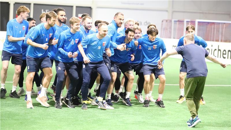 Im Winter sind die Plätze gefroren. D/A muss bei der Vorbereitung improvisieren. Tae Bo bringt den Spielern richtig Spaß.