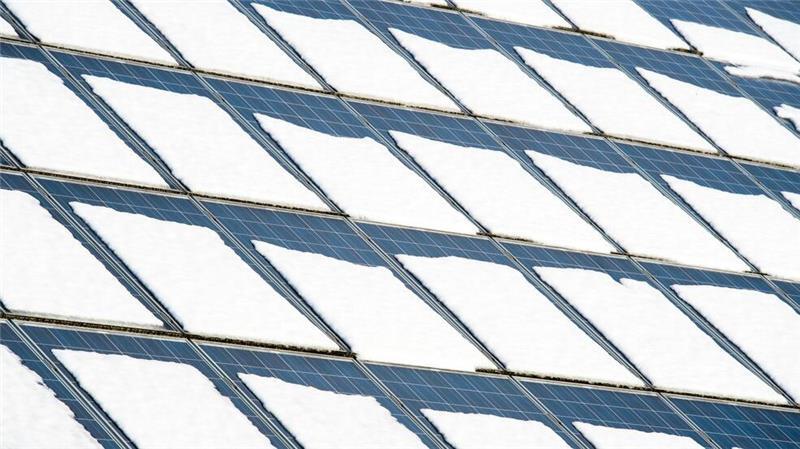 Im Winter wird wetterbedingt weniger Sonnenstrom produziert. Batteriespeicher können helfen, die natürlichen Schwankungen auszugleichen. (Illustration)