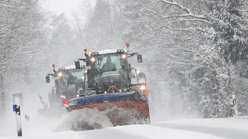 Im Winterdienst in Schleswig-Holstein kann es am Dienstag zu Einschränkungen kommen. (Symbolbild)