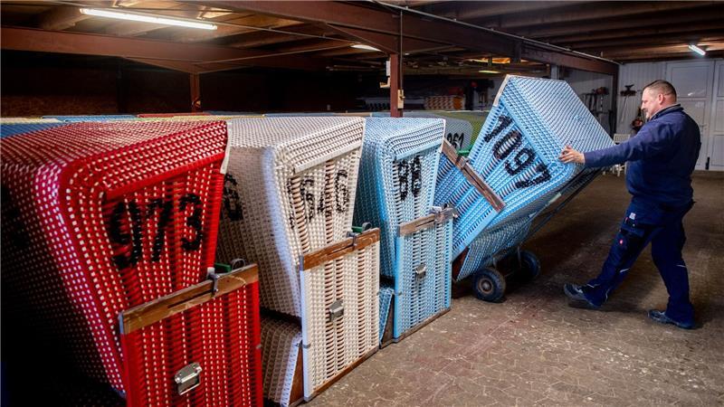Im Winterlager stehen die Strandkörbe bereit. 