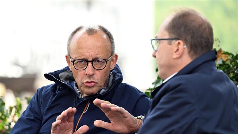 Im Winterwahlkampf muss man schon mal den Mantelkragen hochklappen - so wie es hier Friedrich Merz im Gespräch mit Alexander Dobrindt (CSU) tut. 