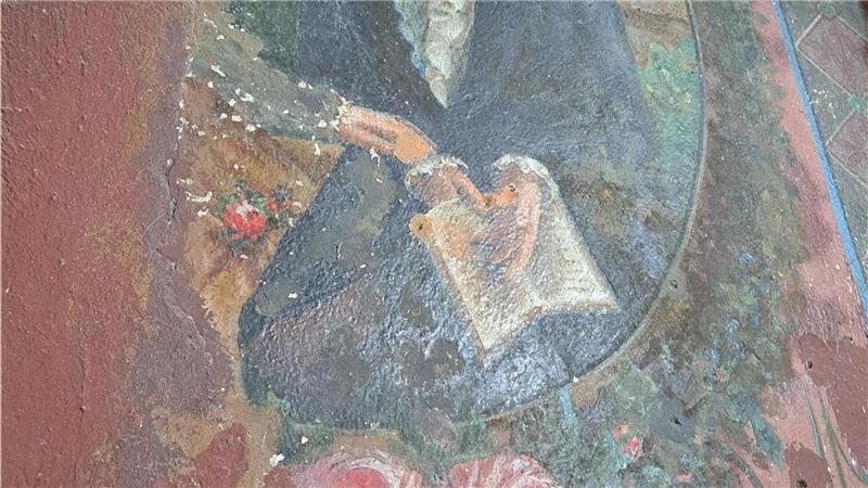 Im Wohnteil des Guts sind an vielen Stellen noch Reste von alten Wandmalereien erhalten, wie hier im ehemaligen Blumenzimmer - einer Art Orangerie.