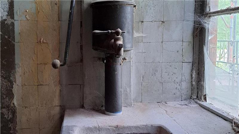 Im Wohnteil sind noch etliche historische Bauteile erhalten, wie dieser Spülstein in der ehemaligen Küche.