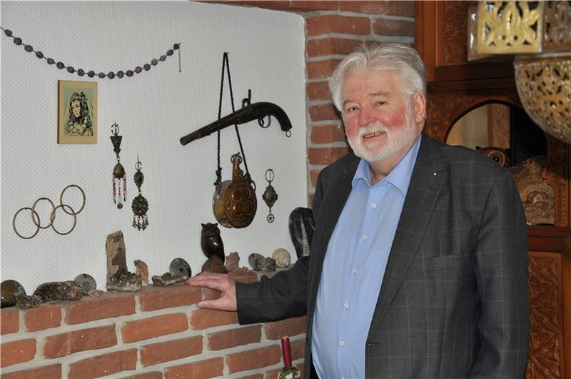 Im Wohnzimmer von Peter Schmorl erinnern Pistole, Indianerschmuck, ein geschnitzter Schrank und vieles mehr an das Leben im Ausland. Foto: Lankuttis