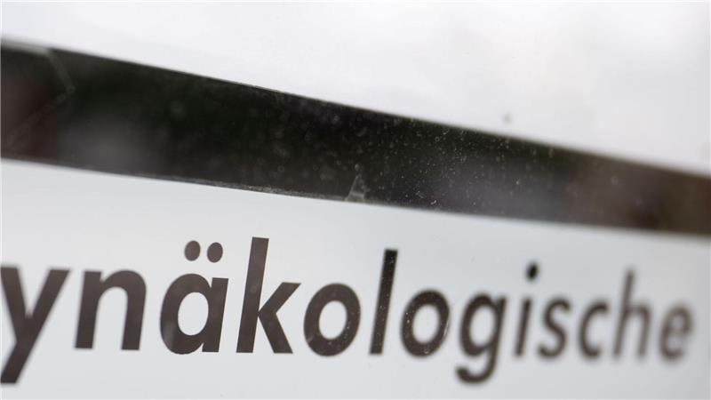 Im Zehnjahresvergleich gab es deutlich weniger Schwangerschaftsabbrüche in jüngeren Altersgruppen und mehr Abbrüche bei Frauen ab 30 Jahren. (Symbolbild)