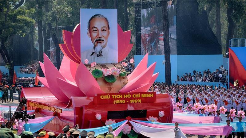 Vietnam feiert 50 Jahre Kriegsende - riesige Militärparade Im Zentrum der Feiern steht auch der Vater der Revolution, Ho Chi Minh.