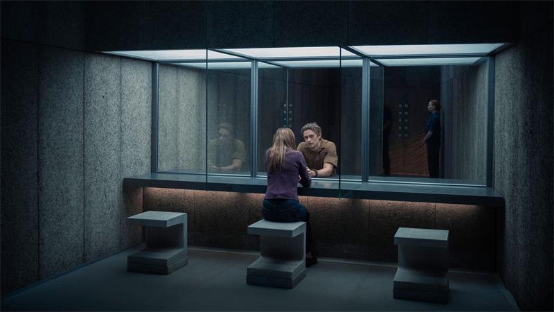 Bildgewaltige Romanverfilmung: „Corpus Delicti“ Im Zentrum der Handlung stehen die renommierte Neurologin Mia Holl (Hannah Herzsprung) und ihr Bruder Moritz Holl (Damian Hardung).