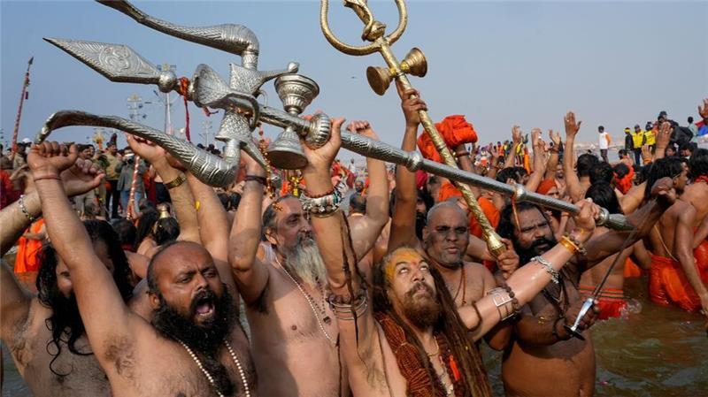 Im Zentrum des sechswöchigen Festivals stehen rituelle Waschungen an der Stelle, wo sich der Ganges und der Yamuna mit dem nur in der Mythologie existierenden Strom Saraswati vereinigen.