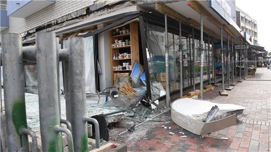 Im Zentrum von Westerland (Sylt) war am Montagabend das Beton-Vordach eines Mehrfamilienhauses auf den Bürgersteig gestürzt.