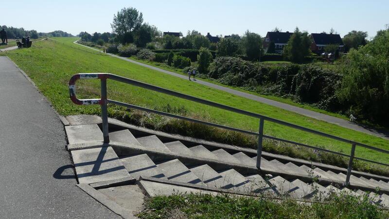 Deicherhöhung auf Krautsand: Treppe muss weichen Im Zuge der Deicherhöhung auf Krautsand soll eine der Fußgängertreppen - drei liegen aktuell sehr dicht beieinander - in Richtung der Pastorenweide wandern.