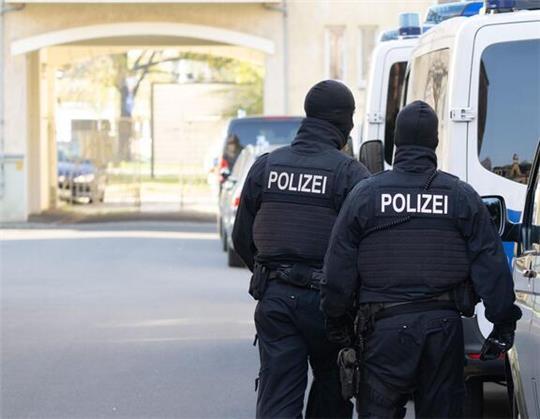 Im Zuge der Razzia am Dienstag sind Wohnungen wie auch Verdächtige und Fahrzeuge durchsucht worden. (Symbolfoto)