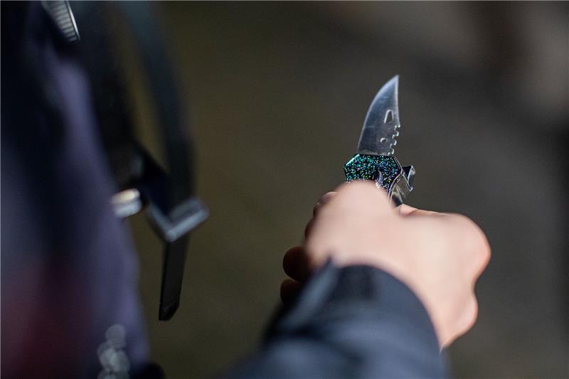 Im Zuge der Schlägerei am Stader Pferdemarkt am 2. September soll auch ein Messer gezückt worden sein (Symbolbild). Foto: dpa