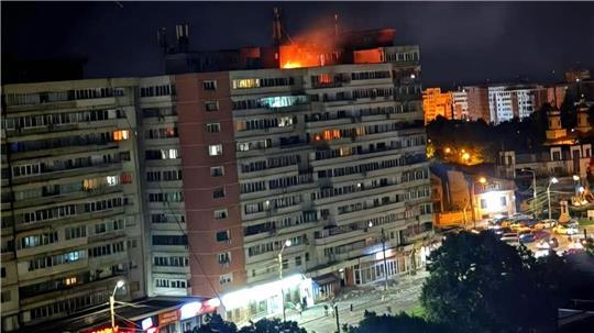 Im Zuge des Angriffskriegs gegen die Ukraine hat eine russische Drohne erstmals im benachbarten Nato- und EU-Land Rumänien ein Wohnhaus beschädigt und Menschen verletzt.