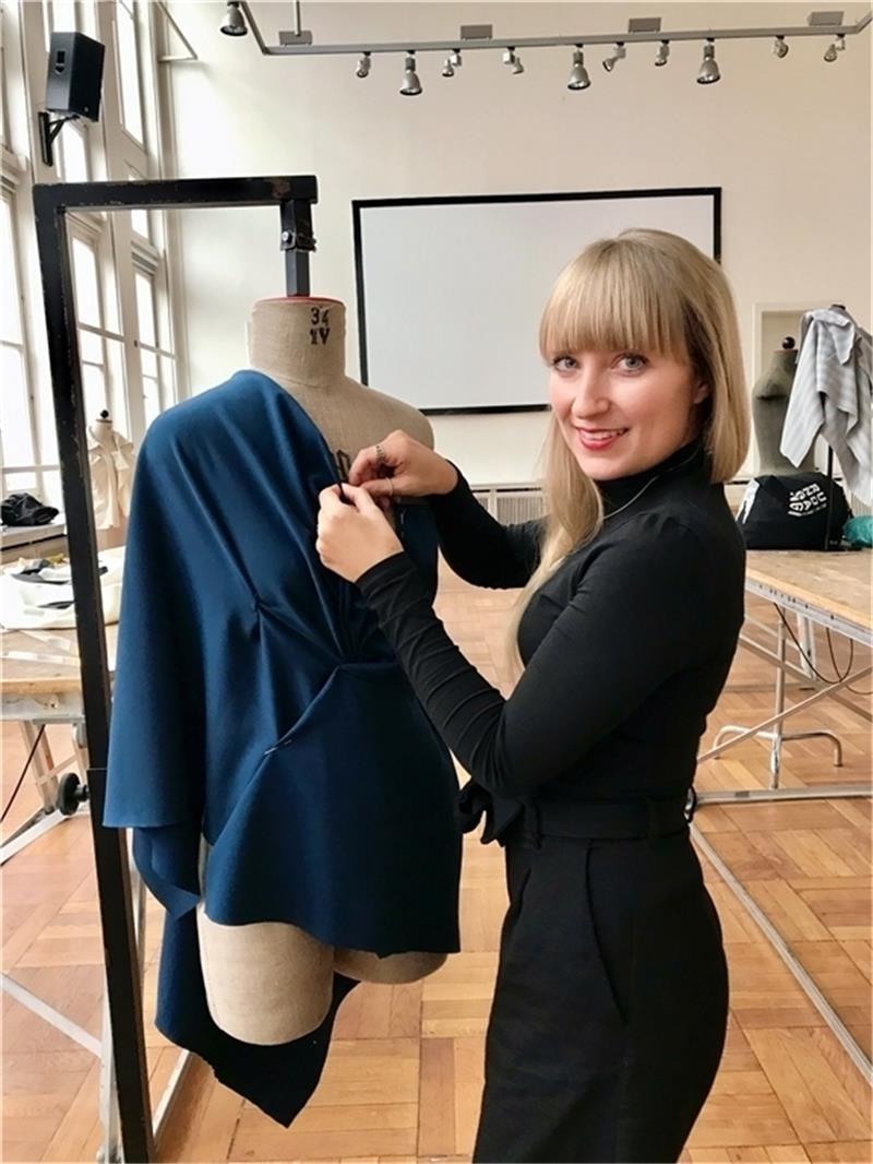 Im Zuge ihres Modedesign-Studiums in Hamburg setzt sich Ulrike Hamann mit verschiedensten Stoffen, Schnitten und Mustern auseinander. Hier arbeitet sie gerade am Prototyp für ihren aktuellen Kurs. Foto: Hamann