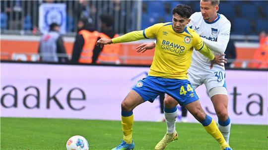 Im Zweikampf: Braunschweigs Johan Gomez (l) wird von dem Berliner Paul Seguin bedrängt.