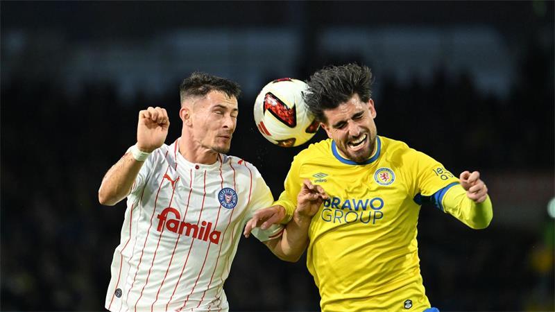 Im Zweikampf: Fabio Di Michele Sanchez von Eintracht Braunschweig (r) und Adrian Kapralik von Holstein Kiel.