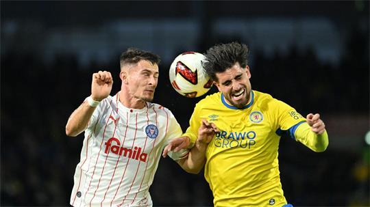 Im Zweikampf: Fabio Di Michele Sanchez von Eintracht Braunschweig (r) und Adrian Kapralik von Holstein Kiel.