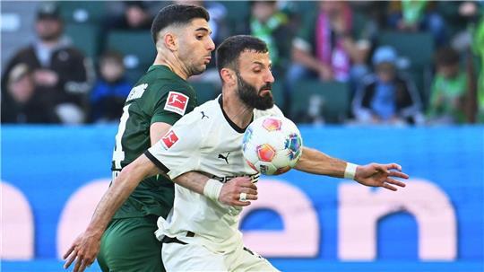 Im Zweikampf: Gladbachs Franck Honorat (r) wird vom Wolfsburger Konstantinos Koulierakis bedrängt.