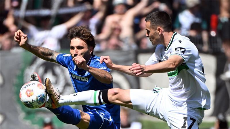 Im Zweikampf: KSC-Torschütze Fabian Schleusener (l) und Hannovers Bastian Allgeier.