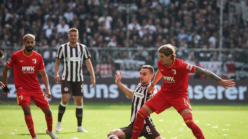 Kristijan Jakic vom FC Augsburg (r) und St. Paulis James Sands.