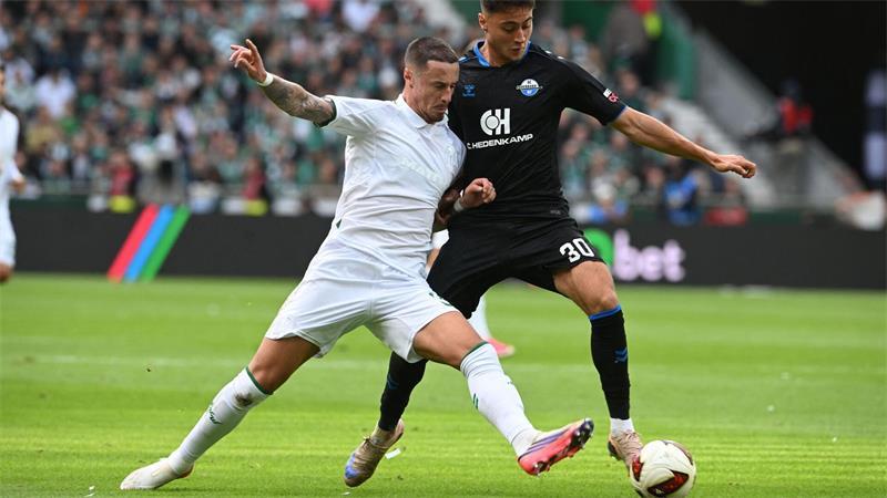 2:2 nach 0:2 - Werder schafft die nächste Aufholjagd Im Zweikampf: Marco Friedl von Werder Bremen (l) und der Paderborner Stefano Marino.