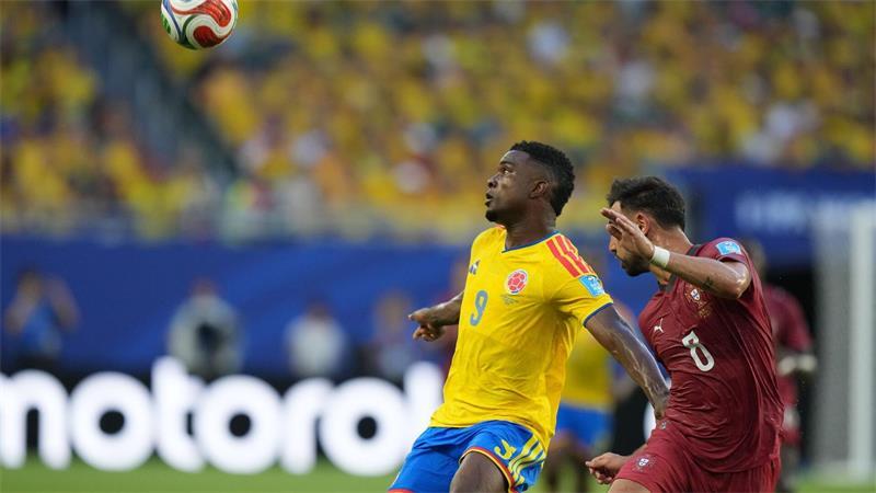 Die nächste Enttäuschung: So ist Portugal kein WM-Favorit Im Zweikampf: Portugals Bruno Fernandes (r) und der Kolumbianer Jhon Córdoba.