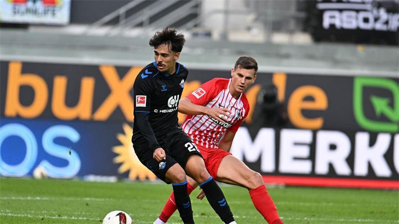 Fünfter Sieg: Freiburg verdirbt Paderborner Heimpremiere Im Zweikampf: Raphael Obermair (l) vom SC Paderborn 07 und der Freiburger Yannik Engelhardt.