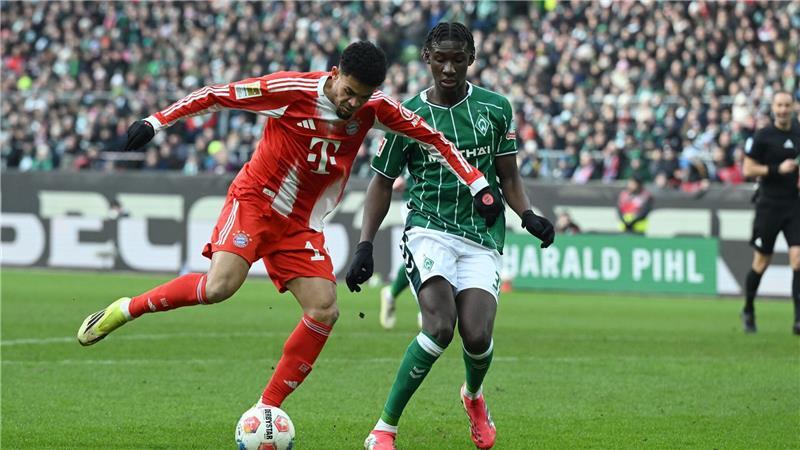 Im Zweikampf: Werders Karim Coulibaly (r) und Luis Díaz vom FC Bayern München.