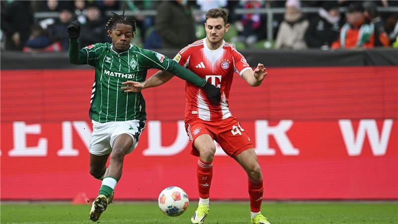 Im Zweikampf: Werders Samuel Mbangula und Josip Stanišić von Bayern München (r).