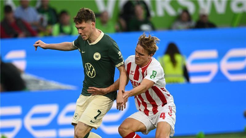 Drei Tore in der Nachspielzeit: Spektakel in Wolfsburg Im Zweikampf: Wolfsburgs Andreas Skov Olsen (l) und der Kölner Timo Hübers.