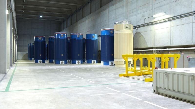 Castor-Transport mit Atommüll unterwegs nach Deutschland Im Zwischenlager am Standort Isar in Niederaichbach sind Castor-Behälter eingelagert, in denen sich abgebrannte Brennelemente aus den Blöcken I und II des stillgelegten Kernkraftwerkes befinden. Hinzukommen nun sieben Castor-Behälter mit Atomabfällen aus der Wiederaufarbeitungsanlage Sellafield in Großbritannien.