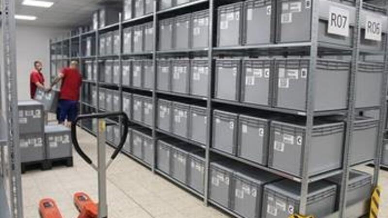 Im Zwischenlager werden die Boxen nach einem genauen Plan in die Regale einsortiert.