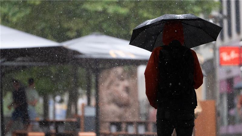 Im äußersten Süden kann es nass und gewittrig werden (Symbolbild) 