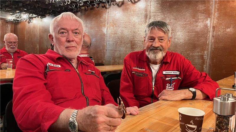 Im alten Frachtraum hing früher das Pferdefleisch. Heute ist es die Messe für die Freiwilligen-Crew. Harald Bube (links) und Chief Joachim Stüber bei der Pause.