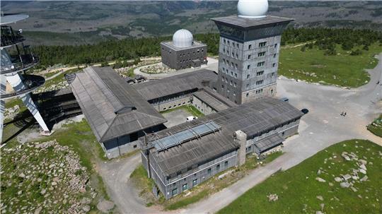 Im alten Telekomgebäudes (links) auf dem Brocken soll ein neuer Veranstaltungssaal gebaut werden. (Archivbild)