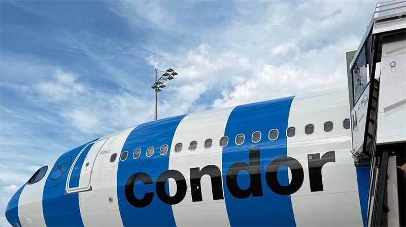 Im blau-weißen Flieger ging es für die rot-weißen Bayern nach Asien.
