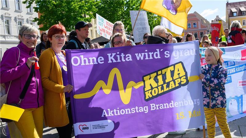 Warnung vor Kita-Sterben in ostdeutschen Bundesländern Im brandenburgischen Cottbus demonstrieren Erzieherinnen und Erzieher bei einem Aktionstag im Mai gegen einen drohenden „Kita-Kollaps“.