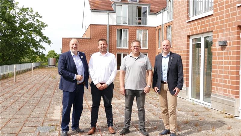 Neu Wulmstorfer Flüchtlings-Unterkunft wird erweitert Im ehemaligen Senioren- und Pflegeheim am Markt in Neu Wulmstorf entsteht neuer Wohnraum für ukrainische Flüchtlinge . Kai Uffelmann (1. Kreisrat, Landkreis Harburg), Oliver Voß (DRK), Markus Burghard (Johanniter) und Tobias Handtke (Bürger