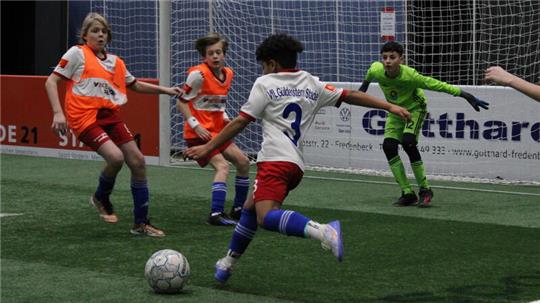 Im ersten Halbfinale trafen die beiden U13-Teams des VfL Güldenstern aufeinander. Team Blau (hier am Ball) verlor 2:4.