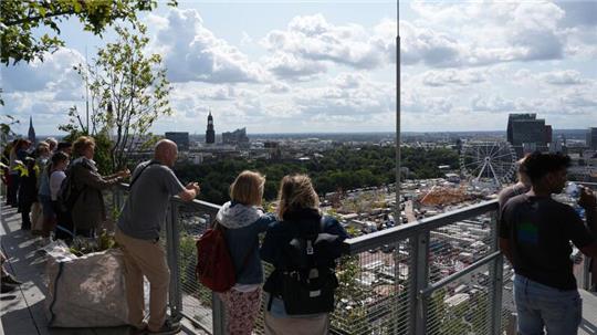 Im ersten Halbjahr haben Touristiker in Hamburg über sieben Millionen Übernachtungen gezählt, also rund fünf Prozent mehr als im ersten Halbjahr des letzten Vor-Corona-Jahrs 2019.