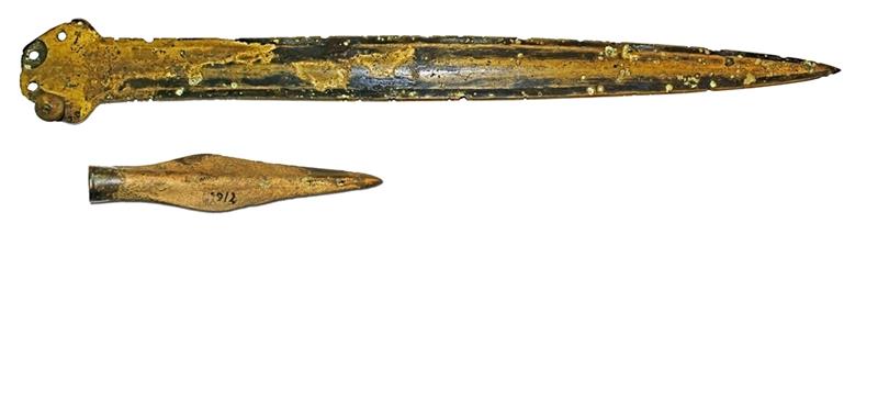 Im feuchten Marschboden haben sich die Waffen goldglänzend gehalten: Das Schwert und die Lanzenspitze sind um 1880 im Moor bei Steinkirchen entdeckt worden. Die Funde stammen aus der älteren Bronzezeit und sind älter als 3500 Jahre. Sie wur