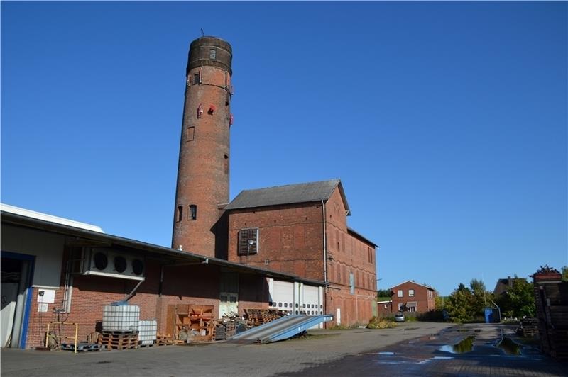 Im freien Fall durch den 42 Meter hohen Turm ins Wasserbad formten sich aus heißem Blei kleine Gewehrkugeln. Foto: Helfferich