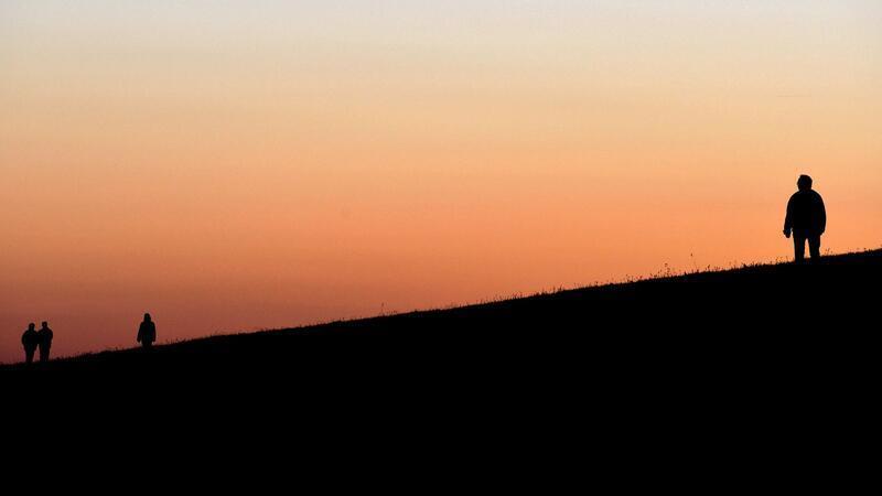 Im friesischen Wangerland sind Menschen aufgerufen, das neue Jahr auf den Deichen mit Fackeln, Lichterketten und Taschenlampen zu begrüßen. (Symbolbild)