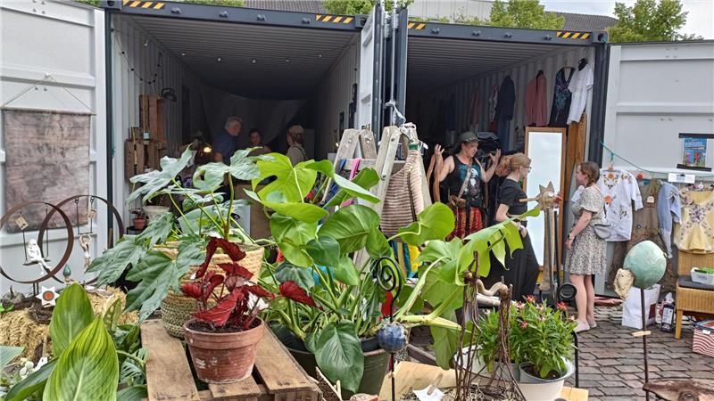 Im früheren Pop-up-Shop von Caro Flowers (links) zieht am 1. August die AnkerBar ein. Im Container nebenan organisieren Ehrenamtliche zweimal wöchentlich einen Secondhand-Verkauf.
