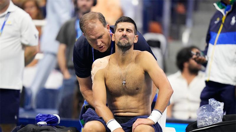 Erbrechen und Tränen: Das US-Open-Drama für Djokovic Im fünften Satz wird Novak Djokovic am Rücken behandelt.