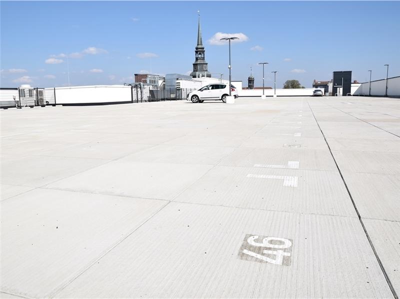 Im gleißenden Sonnenlicht: Auf dem Dach des Geschäftshauses bietet das Parkdeck viel Platz. Fotos Strüning
