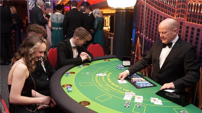 Walzer trifft auf Magie: Premiere der Stader Ballnacht im Stadeum Im großen Casino im Stadeum-Foyer können Besucher der Ballnacht ihr Glück an Spieltischen und Automaten versuchen.