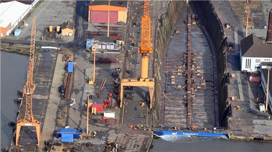 Im großen Kaiserdock II sind viele Schiffe repariert oder umgebaut worden. Jetzt wird das Dock zum Bauplatz von Tunnelelementen aus Stahlbeton. Foto: Scheer