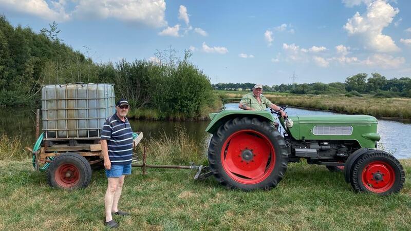 Im heißen Sommer 2018 sorgten Alfred Müller (auf dem Traktor) und Werner Müller dafür, dass die neu gepflanzten Königsbäume gut mit Wasser versorgt waren.